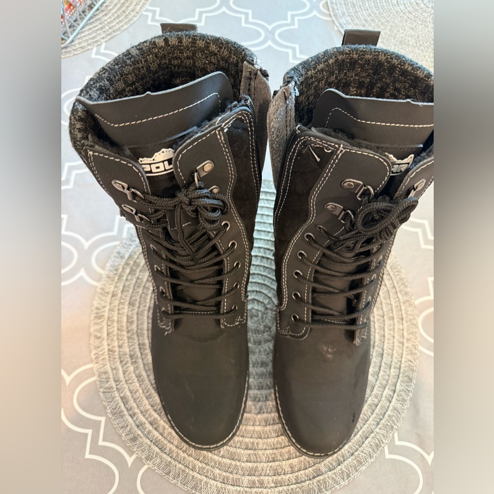 Black Woman’s Boots// no box / tried on in the house but never worn. Like new